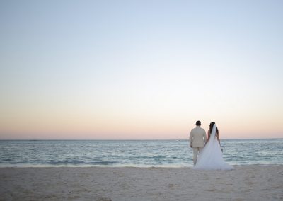 Hochzeitspaar am Strand in Punta Cana, Dominikanische Republik