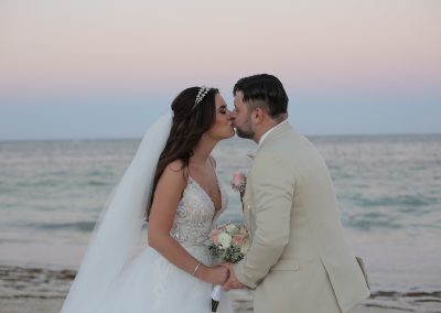 Hochzeitspaar am Strand in Punta Cana, Dominikanische Republik