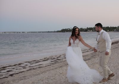 Hochzeitspaar am Strand in Punta Cana, Dominikanischen Republik